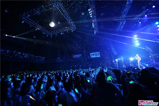 Around 1,500 fans cheer for singer Kim Hyung-jun of K-pop band SS501 at the first stop of the singer's live Japan tour, "KIMHYUNGJUN 2012 2nd Story in Japan," held at the ZEPP TOKYO in Tokyo, Japan on August 3, 2012. [S-Plus Entertainment]