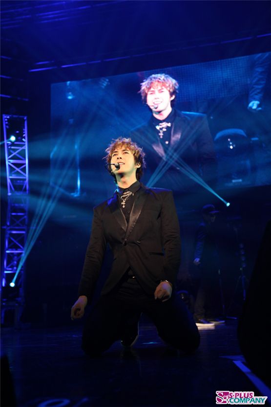 Singer Kim Hyung-jun of boy band SS501 performs in a black suit at the first stop of the singer's live Japan tour, "KIMHYUNGJUN 2012 2nd Story in Japan," held at the ZEPP TOKYO in Tokyo, Japan on August 3, 2012. [S-Plus Entertainment]