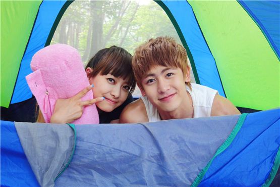 f(x)'s Victoria (left) and 2PM's Nichkhun (right) pose together for the camera in a tent while shooting MBC's "We Got Married" aired on July 24, 2010. [MBC]