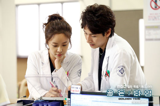 Actress Hwang Jung-eum (left) and actor Lee Sun-kyun(right) play the roles of doctors in a still shot of MBC's Monday and Tuesday TV series "Golden Time" aired on August 6. [MBC]