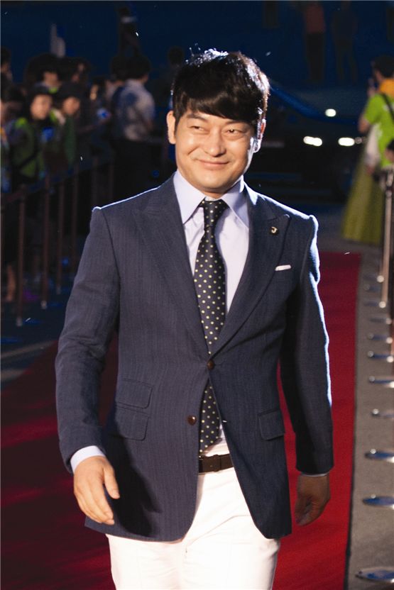 Actor Cho Sung-ha of "R2B: Return to Base" (2012) walks down the red carpet with crowd's cheer at the eighth Jecheon International Music and Film Festival held in Jecheon, North Chungcheong Province, South Korean on August 9, 2012. [Lee Jin-hyuk/10Asia]