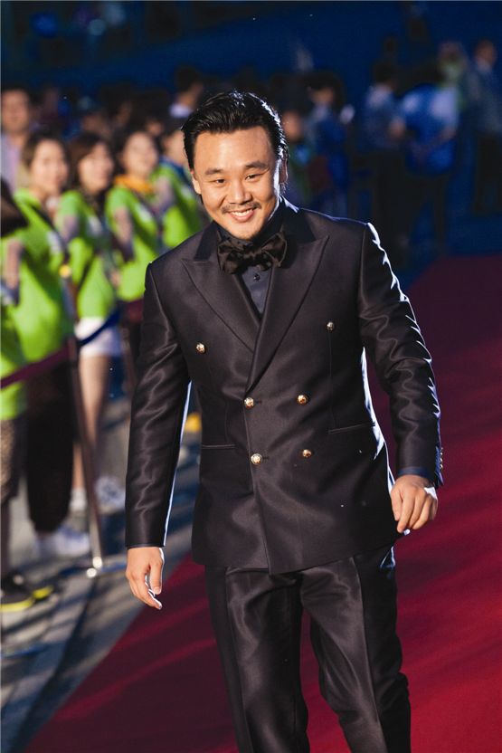 Actor Kim In-kwon of "Masquerade" (2012) receives a warm welcome at the eighth Jecheon International Music and Film Festival's opening ceremony held in Jecheon, North Chungcheong Province, South Korean on August 9, 2012. [Lee Jin-hyuk/10Asia]