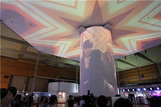 Super Junior's music video of "Sexy, Free & Single" playing on the screen of "Fantasy Tree" during the preview session of SM Entertainment's S.M.ART EXHIBITION held at the COEX Mall in Seoul on August 9, 2012. [Lee Ki-won/10Asia] 