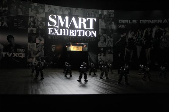 Robots dancing to Super Junior's tune on "S.M. History" stage during the preview session of SM Entertainment's S.M.ART EXHIBITION held at the COEX Mall in Seoul on August 9, 2012. [Lee Ki-won/10Asia] 