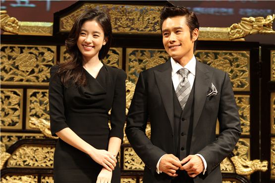 Actress Han Hyo-joo (left) and actor Lee Byung-hun (right) pose next to each other at the press conference for their 1st historical film "Masquerade" held in Seoul, South Korea on August 13, 2012. [Lee Ki-won/10Asia]