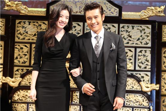 Actress Han Hyo-joo (left) and actor Lee Byung-hun (right) link arms and pose in front of reporters at the press conference for their 1st historical film "Masquerade" held in Seoul, South Korea on August 13, 2012. [Lee Ki-won/10Asia]