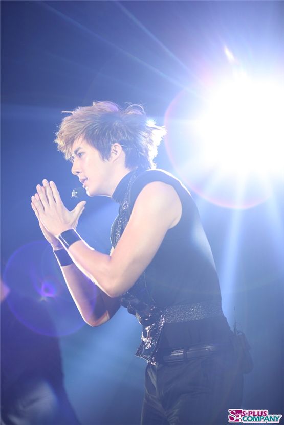 A picture of Kim Hyung-jun performing in front of several thousand fans during his 2nd nationwide tour in Japan titled "KIMHYUNGJUN 2012 2nd Story in Japan." [S-Plus Entertainment]