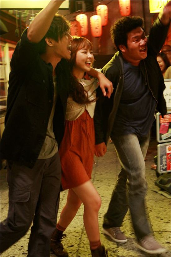 "City Conquest" cast Kim Hyun-joong (left), Jung Yu-mi (middle), Park Hyo-joon (right) walk on the street with their arms around each other's shoulder on the streets of Japan for their drama. [Media Baek] 