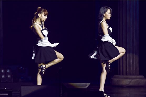 KARA's Gu Hara (left) and Kang Ji-young (right) dance to "Pandora," the title song of the fifth mini-album of the same name, using their performance costume at a showcase held at the Walkerhill Hotel located in Seoul, South Korea on August 22, 2012. [Chae Ki-won/10Asia]