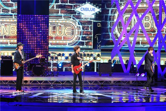 CNBLUE's guitarist Lee Jung-shin (left), frontman Jung Yong-hwa (center) and Lee Jong-hyun (right) wait for the cue sign during the rehearsal of the seventh Seoul International Drama Awards held at the National Theater of Korea in Seoul on August 30, 2012. [Monica Suk/10Asia]