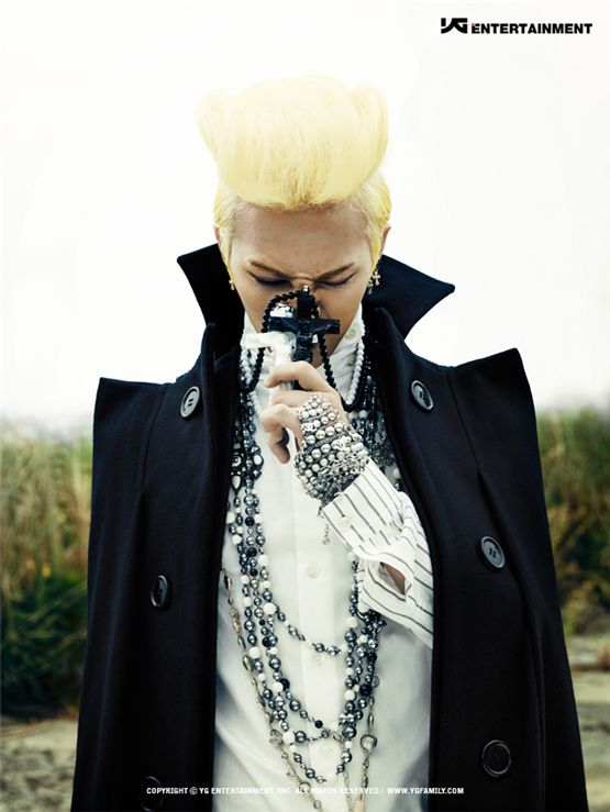 Korean artist G-Dragon poses with a cross in silver accessories in a promotional picture for his first mini-album "ONE OF A KIND" due out online on September 15, 2012. [YG Entertainment]