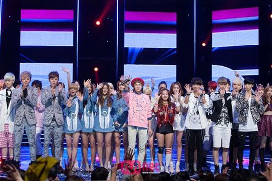 K-pop idol groups and emcee Lee Hong-ki of FTIsland waving hands to the audience at Mnet's "M!CountDown" studio in Seoul, Korea, on September 6, 2012. [Mnet]