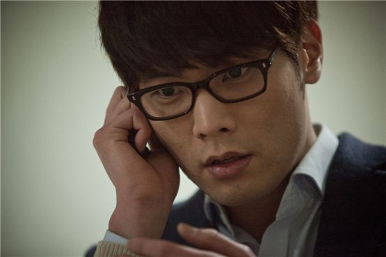 Actor Choi Daniel receives a phone call in the Korean thriller "The Traffickers," which hit the local theaters on August 29, 2012. [Cinus Entertainment]