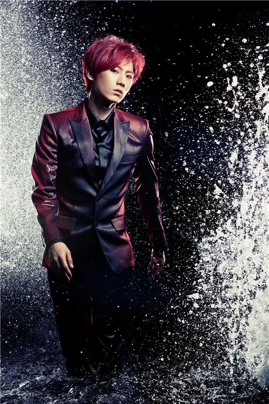 Korean boy band BEAST member Jang Hyun-seung, donned in a metalic purple suit, poses for an individual profile shot for their 5th mini-album, "Midnight Sun," released on July 22, 2012. [Cube Entertainment]