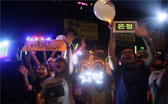 Fans put up signs of T-ara members name at the group's first Hong Kong showcase opened at the Star Hall on September 18, 2012. [Core Contents Media]