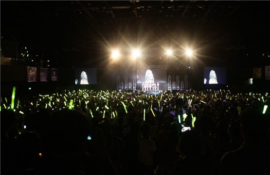 About 3,000 fans cheer for T-ara members, chanting their names, at the group's first Hong Kong showcase opened at the Star Hall on September 18, 2012. [Core Contents Media]