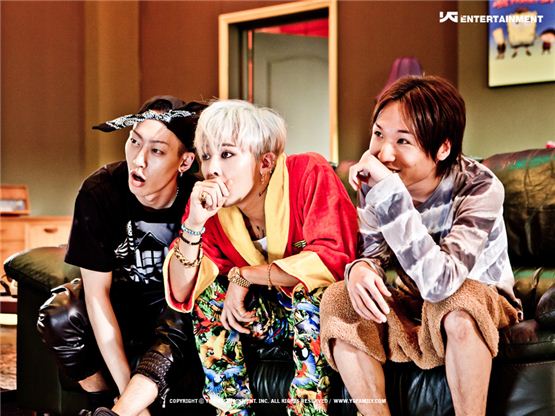 G-Dragon (center) watches TV in the music video for "CRAYON," the title tune off his first solo mini-album "ONE OF A KIND" released on September 18, 2012. [YG Entertainment]