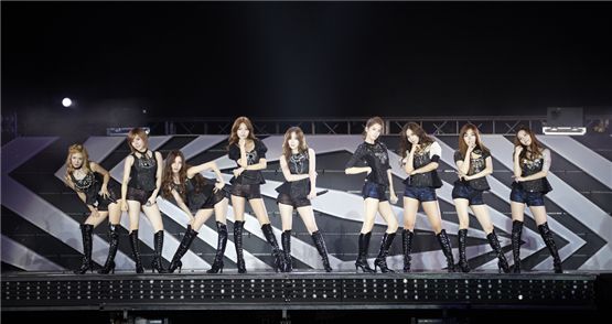 Girls' Generation members Hyoyeon (left), Sunny (second to left), Seohyun (third to left), Sooyoung (fourth to left), Taeyeon (center), Yoona (fourth to right), Yoori (third to right), Tiffany (second to right) and Jessica (right) posing at "SMTOWN LIVE WORLD TOUR III in JAKARTA" opened at the Gelora Bung Karno Stadium in Jakarta, Indonesia, on September 22, 2012. [SM Entertainment]