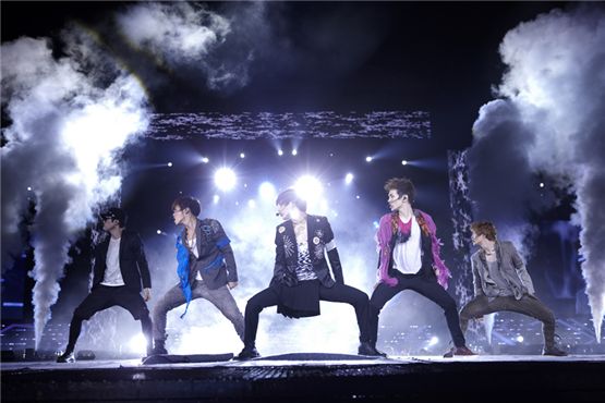 SHINee members Jonghyun (second to left), Taemin (center), Onew (second to right) and Key (right) perform their songs at "SMTOWN LIVE WORLD TOUR III in JAKARTA" opened at the Gelora Bung Karno Stadium in Jakarta, Indonesia, on September 22, 2012. [SM Entertainment]