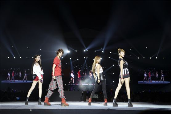 f(x) members Kristal (left), Amber (second to left), Luna (second to right) and Victoria (right) look back towards the audience at "SMTOWN LIVE WORLD TOUR III in JAKARTA" opened at the Gelora Bung Karno Stadium in Jakarta, Indonesia, on September 22, 2012. [SM Entertainment]