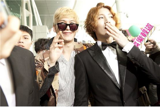 Actor Park Ki-woong (left) and No Min-woo (right) greet their fans at an airport during the shooting of the upcoming series "Full House Take 2," set to start airing on TBS Channel 2 in Japan on October 5, 2012. [TBS]