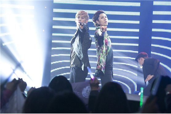 Actor Park Ki-woong (left) and No Min-woo (right) perform on the stage during the shooting for the upcoming series "Full House Take 2," set to begin airing on TBS Channel 2 in Japan on October 5, 2012. [TBS]