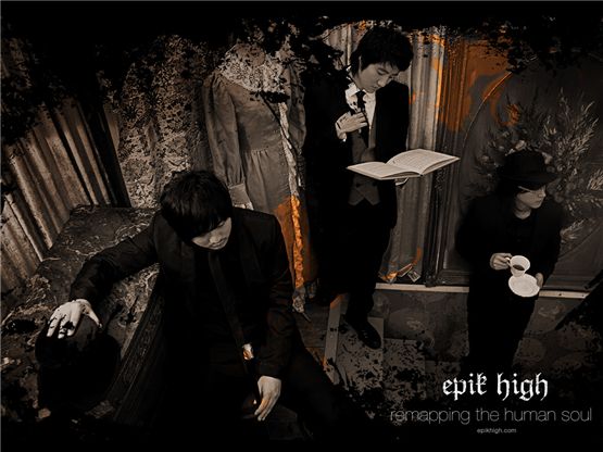 Epik High members Mithra Jin (left), DJ Tukutz (center) and Tablo (right) pose in the photo of their fourth studio album "Remapping The Human Soul," dropped on January 23, 2007. [Woolim Entertainment]