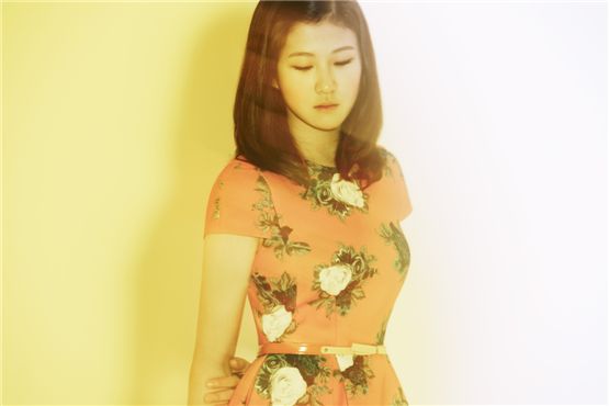 15& member Baek Ye-rin poses in a floral-printed dress in a teaser photo for the duo's yet-to-be-titled album, set to become available online on October 5, 2012. [JYP Entertainment]