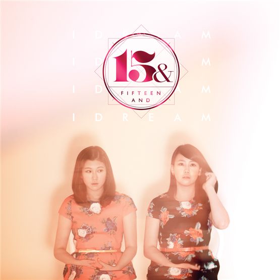 JYPE's soon-to-debut female duo 15& members Baek Ye-rin (left) and Park Ji-min (right) pose in the cover photo of their yet-to-be-titled album, set to be revealed on October 5, 2012. [JYP Entertainment]