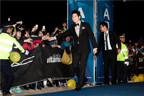 Actor Park Si-hoo gets greeted by movie fans during the APAN Star Road event of the 17th Busan International Film Festival in Busan, South Korea on October 5, 2012. [Lee Jin-hyuk/ 10Asia]