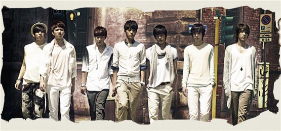 INFINITE members Dong-woo (left), Woo-hyun (second to left), Sung-kyu (third to left), L (center), Hoya (third to right), Sung-jong (second to right), Sung-yeol (right) pose in the cover photo of "INFINITIZE," dropped on May 15, 2012. [Woollim Entertainment]