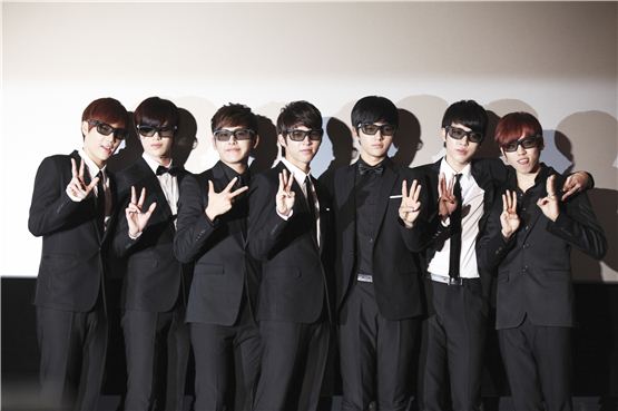 INFINITE members Sung-kyu (left), Sung-jong (second to left), Hoya (third to left), Woo-hyun (center), L (third to right), Sung-yeol (second to right) and Dong-woo (right) pose with 3D glasses during the preview screening of "INFINITE CONCERT SECOND INVASION EVOLUTION THE MOVIE 3D," held at a CGV movie theater in Seoul, Korea on October 11, 2012. [Golden Tide Pictures]