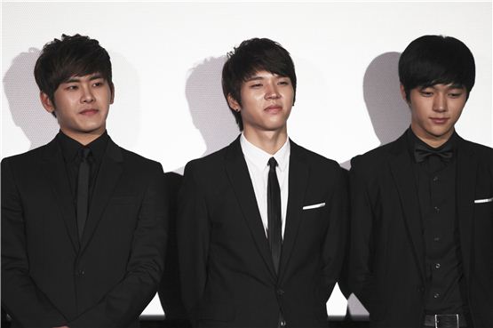 INFINITE members Hoya (left), Woo-hyun (center) and L (third to right) introduce their first concert film, dubbed "INFINITE CONCERT SECOND INVASION EVOLUTION THE MOVIE 3D,"during the preview screening at a CGV movie theater in Seoul, Korea on October 11, 2012. [Golden Tide Pictures]