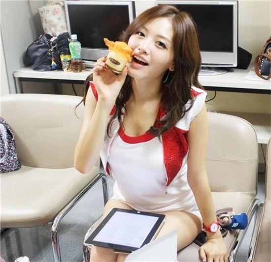 Rainbow member Kim Jae-kyung poses with a pudding at a waiting room in a photo posted on the group's official Facebook page. [Rainbow's Facebook page]