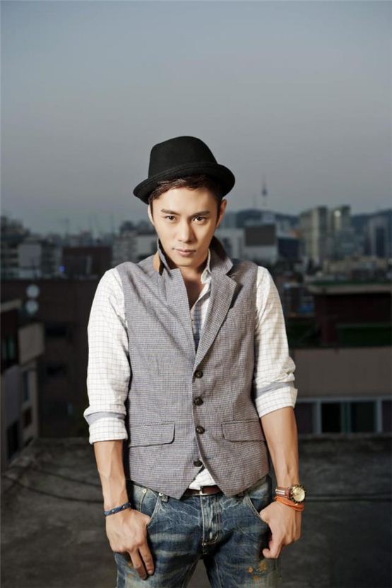 Korean singer Lee Ki-chan poses at an outdoor studio to shoot his profile picture posted on his lable Studio Curiosity's official Facebook page on October 15, 2012. [Studio Curiosity]