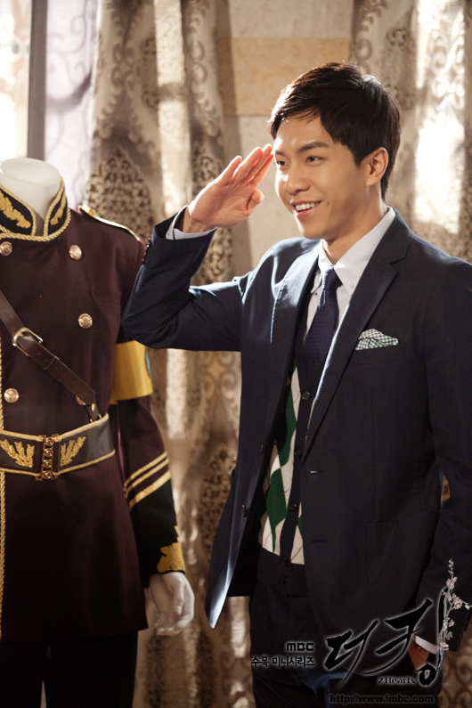 Actor and singer Lee Seung-gi salutes in a still-shot from MBC "The King 2Hearts," aired between March 21 and May 24, 2012. [MBC]