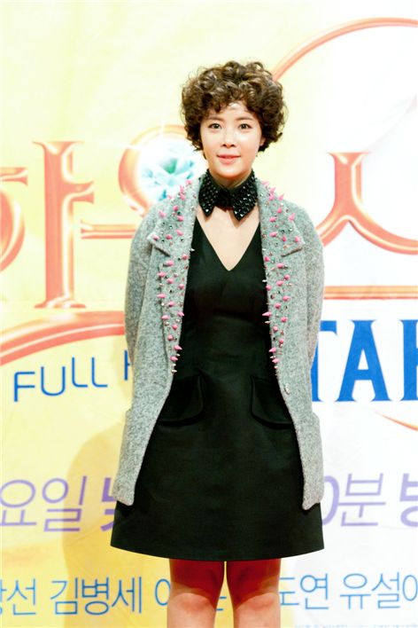 Actress Hwang Jung-eum poses in front of reporters during the press conference of their new TV series "Full House Take 2," held at the SBS Prism Tower's auditorium in Seoul, Korea on October 18, 2012. [Lee Jin-hyuk/ 10Asia]