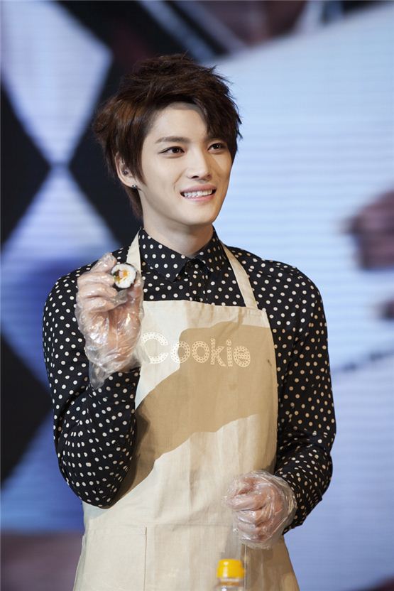 Korean singer-actor Kim Jae-joong shows his self-made gimbab [Korean rice roll dish] during the Thailand leg of his Asian meet-and-greet tour, held at the ROYAL PARAGON HALL, SIAM PARAGON in Bangkok, Thailand on October 23, 2012. [C-Jes Entertainment]