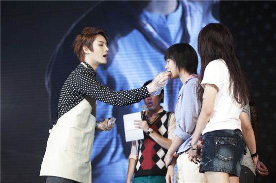 Korean singer-actor Kim Jae-joong (left) let his Thiland fan taste his self-made gimbab [Korean rice roll dish] during Thailand leg of his Asian meet-and-greet tour,  held at the ROYAL PARAGON HALL, SIAM PARAGON in Bangkok, Thailand on October 23, 2012. [C-Jes Entertainment]