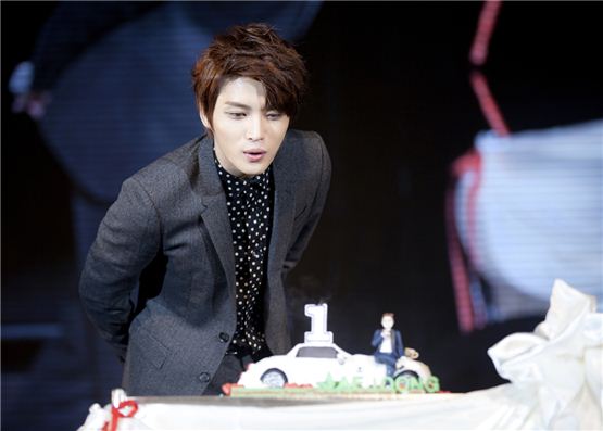 Korean singer-actor Kim Jae-joong blows out a candle on a cake during the Thailand leg of his Asian meet-and-greet tour, held at the ROYAL PARAGON HALL, SIAM PARAGON in Bangkok, Thailand on October 23, 2012. [C-Jes Entertainment]