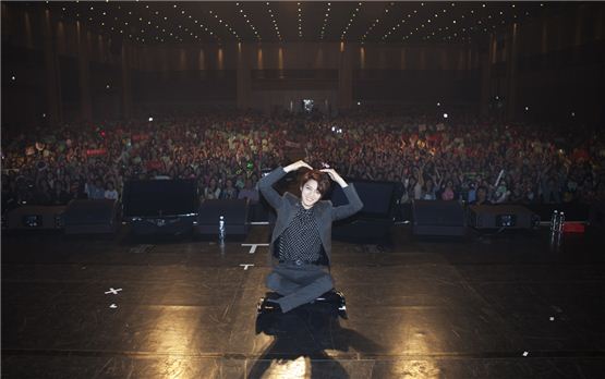 Korean singer-actor Kim Jae-joong poses with his Thailand fans during the Thailand leg of his Asian meet-and-greet tour, held at the ROYAL PARAGON HALL, SIAM PARAGON in Bangkok, Thailand on October 23, 2012. [C-Jes Entertainment]