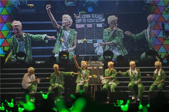 Him Chan (left), Banb Yong-guk (second to left), Jong-up (third to left), Young-jae (third to right), Zelo (second to right) and Dae-hyun (right) point out each other at Seoul's Korea University Hwajeong Gymnasium in Korea on October 28, 2012. [Brandon Chae/10Asia] 