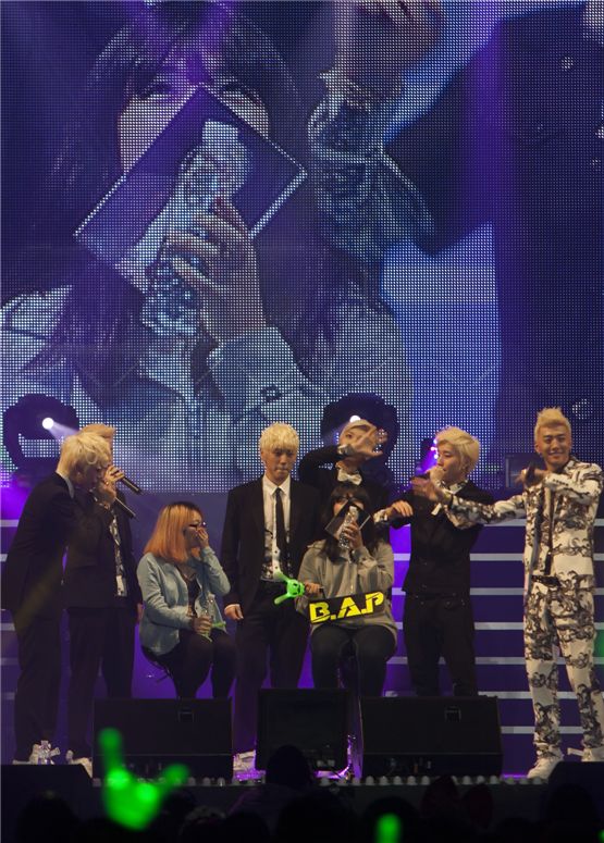 Him Chan (left), Young-jae (second to left), Dae-hyun (center), Zelo (third to right), Jong-up (second to right) and Bang Yong-guk (right) sing "Happy Birthday" for their fans at Seoul's Korea University Hwajeong Gymnasium in Korea on October 28, 2012. [Brandon Chae/10Asia] 