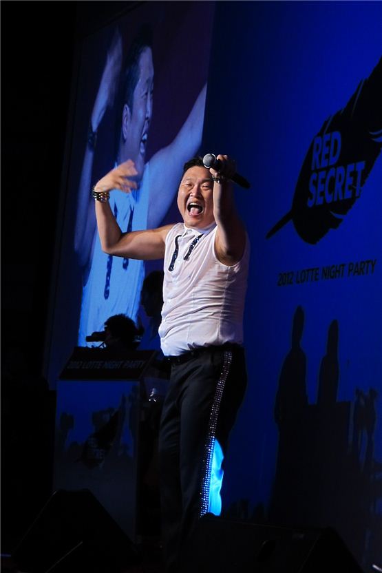 PSY encourages people to sing aloud his tune during the "2012 LOTTE NIGHT PARTY" held at the Lotte Hotel in Busan, South Korea, on October 6, 2012. [Lee Hye-ji/10Asia]