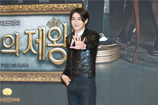 Super Junior's Siwon poses in front of the local reporters at the drama's press conference for "THE LORD OF THE DRAMAS," held at the SBS Hall in Seoul, Korea on October 31.