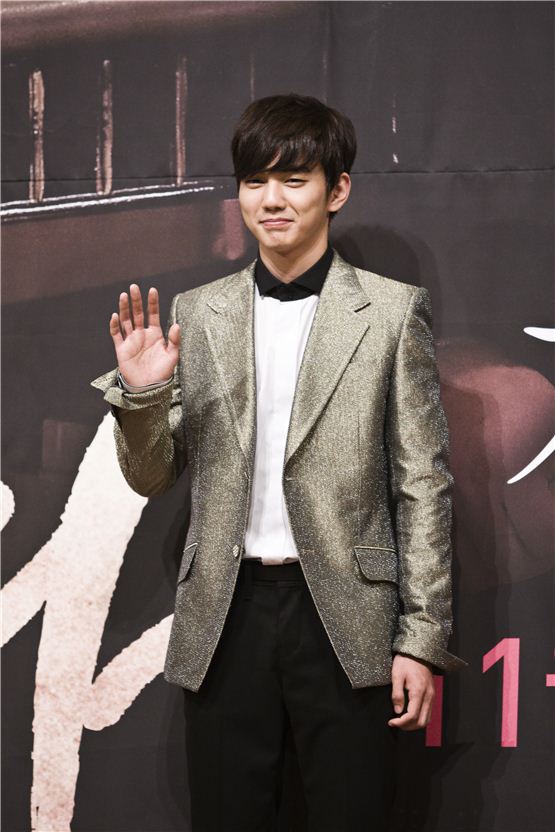 Yoo Seung-ho poses in front of cameras during the press conference of MBC's forthcoming melodrama "Missing You" [tentative title], held at Lotte Hotel Seoul in central Seoul, Korea on November 1, 2012. [Chae Ki-won/ 10Asia]