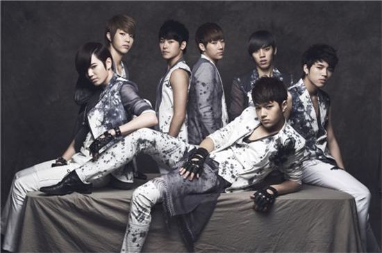 K-pop boy band INFINITE members Sung-jong (left), Sung-yeol (second to left), Hoya (third to left), Sung-kyu (third to right), Dong-woo (second to right), Woo-hyun (right) and L (bottom) pose before going on an interview with 10 Asia. [Chae Ki-won/10Asia] 