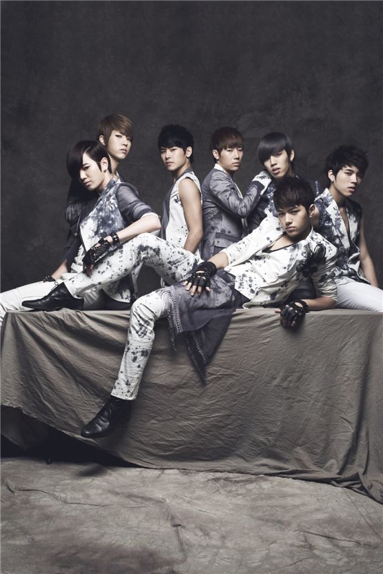 K-pop boy band INFINITE members Sung-jong (left), Sung-yeol (second to left), Hoya (third to left), Sung-kyu (third to right), Dong-woo (second to right), Woo-hyun (right) and L (bottom) pose before going on an interview with 10 Asia. [Chae Ki-won/10Asia] 