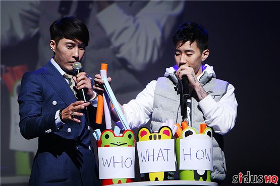 Korean comedian Kim Ki-soo (left) and Jay Park (right) host a fan meeting event "Welcome to JP World," held at Seoul's Sangmyung Art Center in South Korea on November 4, 2012. [Sidus HQ]