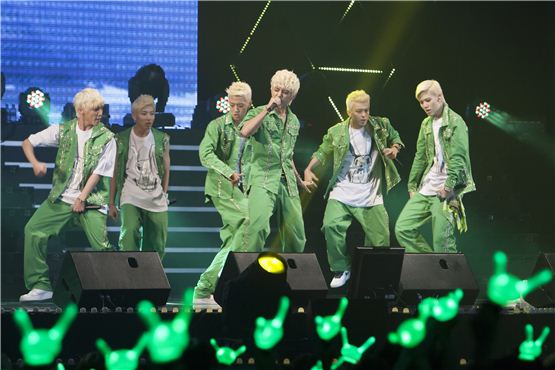 B.A.P members Him Chan (left), Jong-up (second to left), Bang Yong-guk (third to left), Dae-hyun (third to right), Young-jae (second to right) and Zelo (right) perform at Seoul's Korea University Hwajeong Gymnasium in Korea on October 28, 2012. [Brandon Chae/10Asia] 